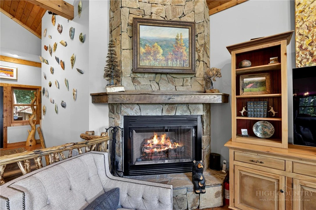 Image number 16 for the current listing