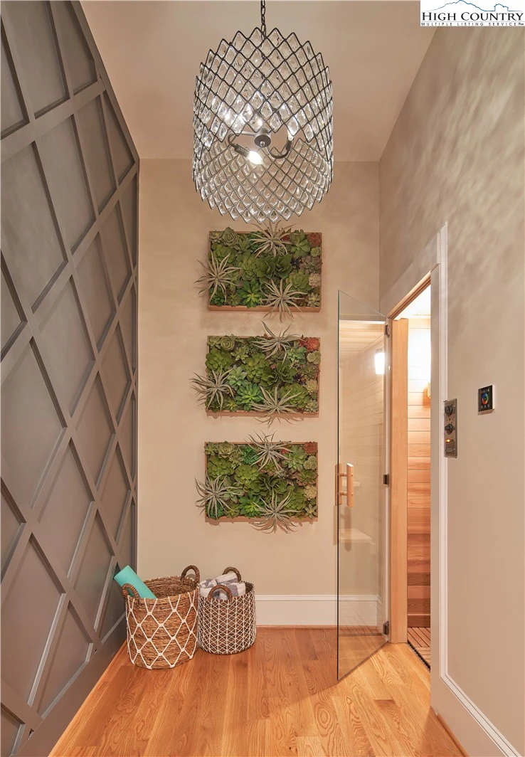 Image number 8 for the current listing