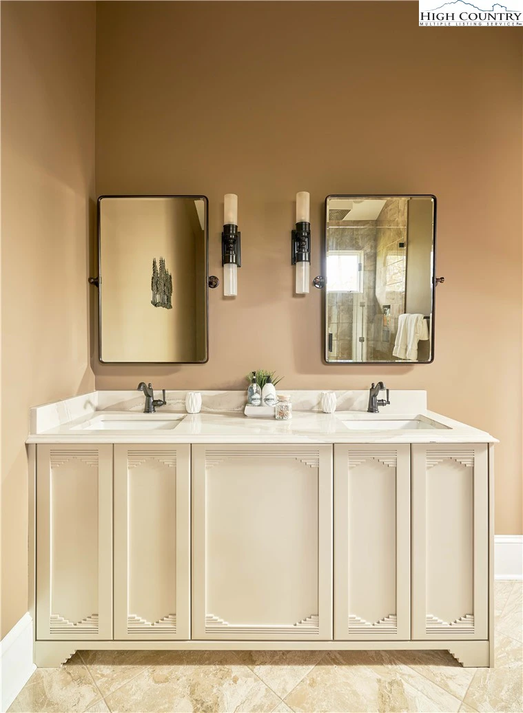 Image number 2 for the current listing