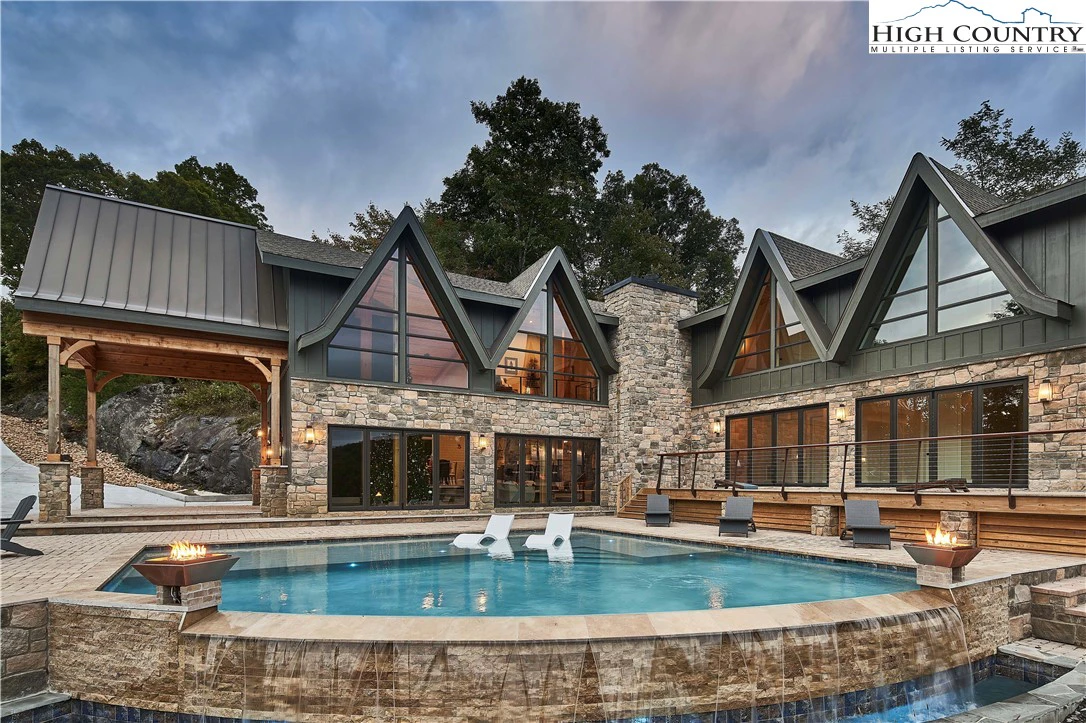 Image number 19 for the current listing