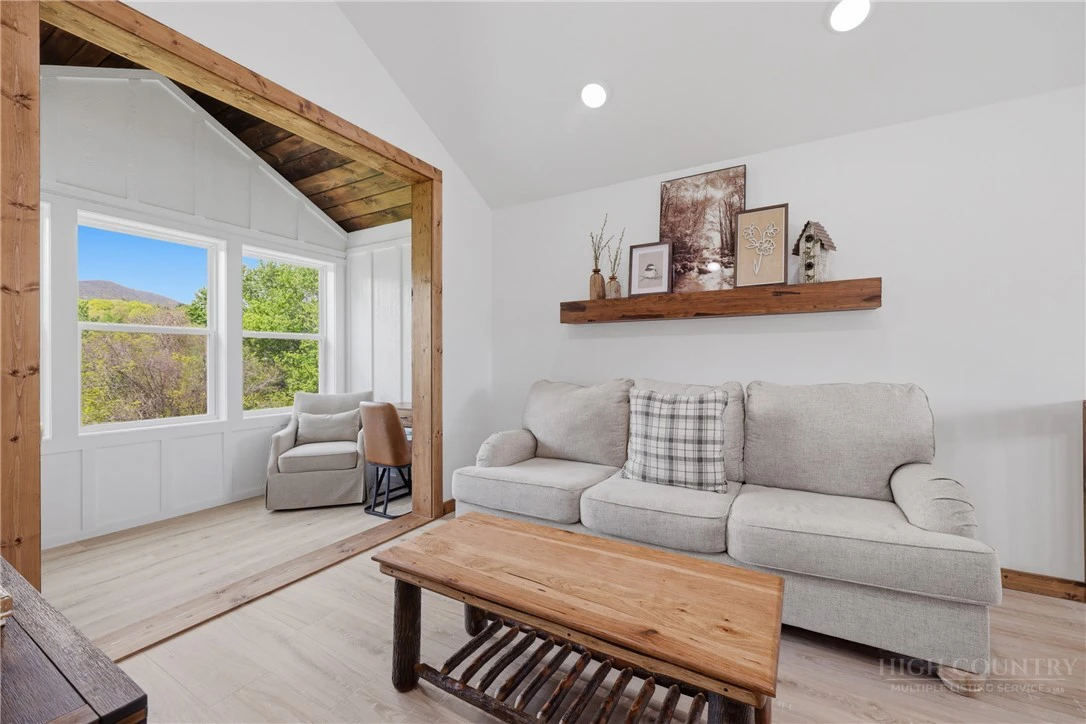 Image number 7 for the current listing
