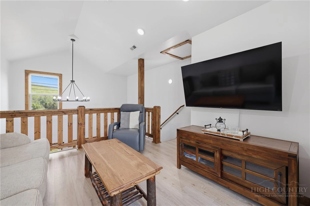 Image number 8 for the current listing