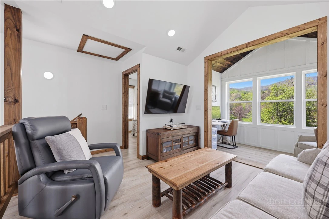Image number 6 for the current listing