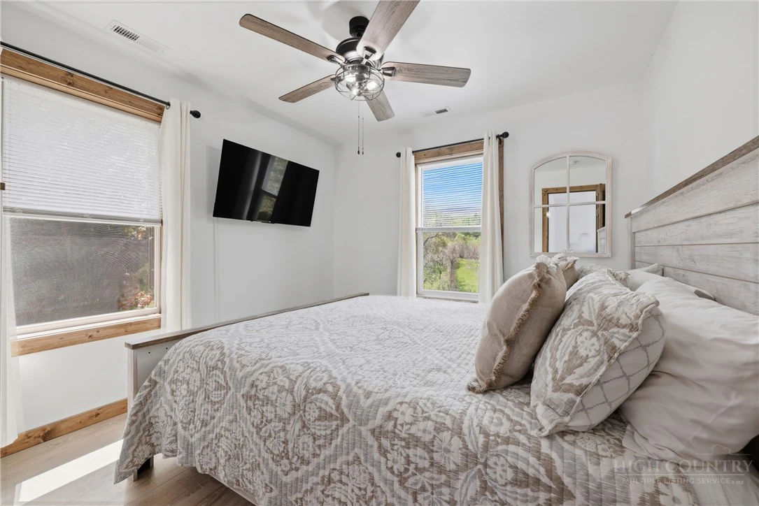 Image number 11 for the current listing