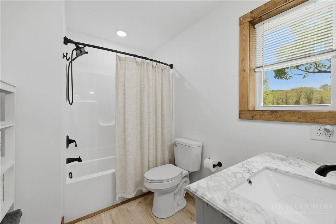 Image number 4 for the current listing
