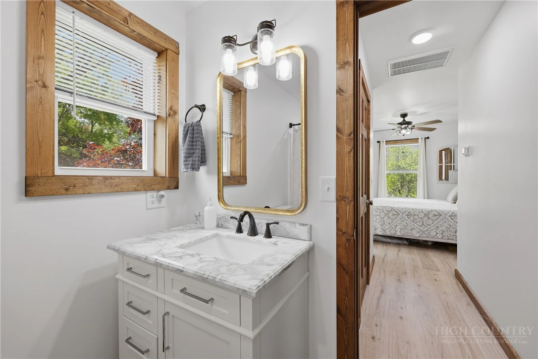 Image number 3 for the current listing