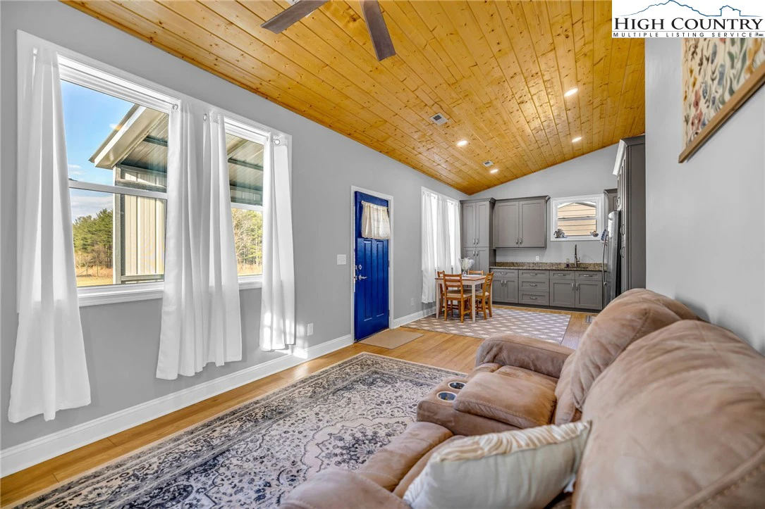 Image number 4 for the current listing