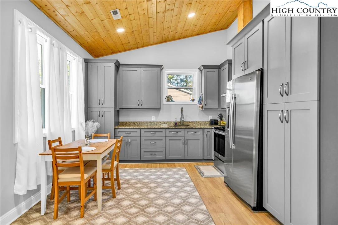 Image number 9 for the current listing