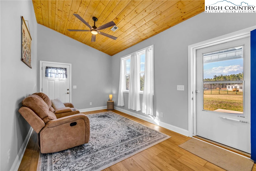 Image number 11 for the current listing