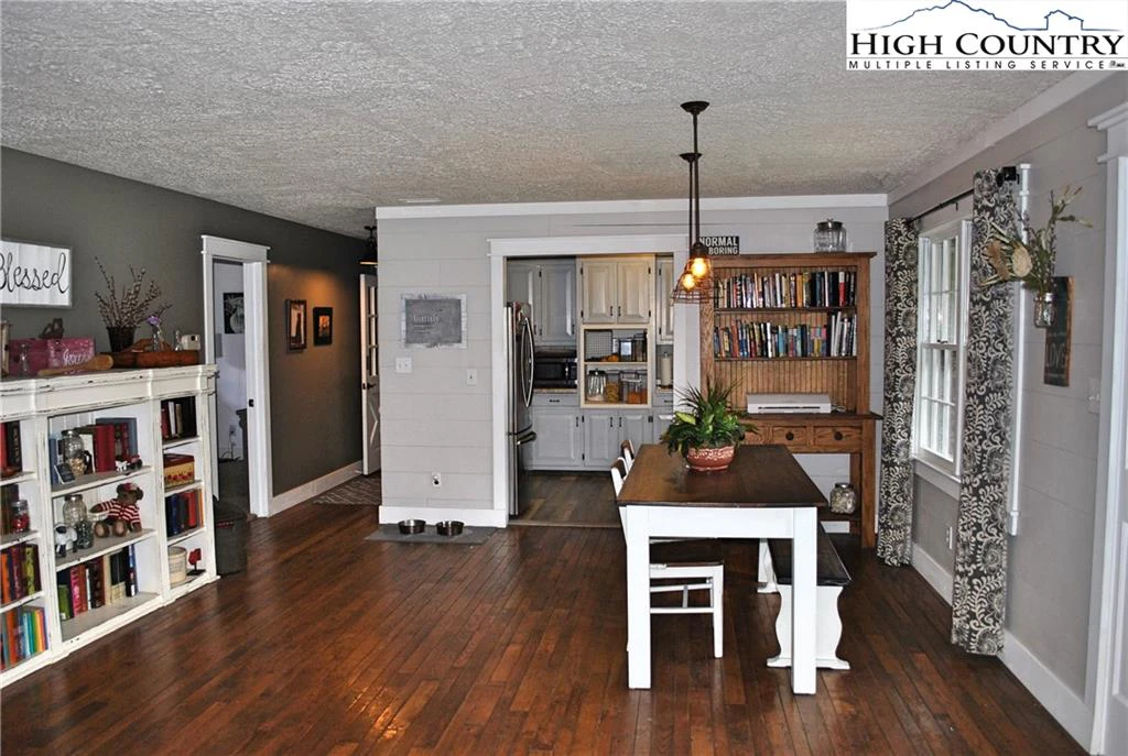 Image number 18 for the current listing