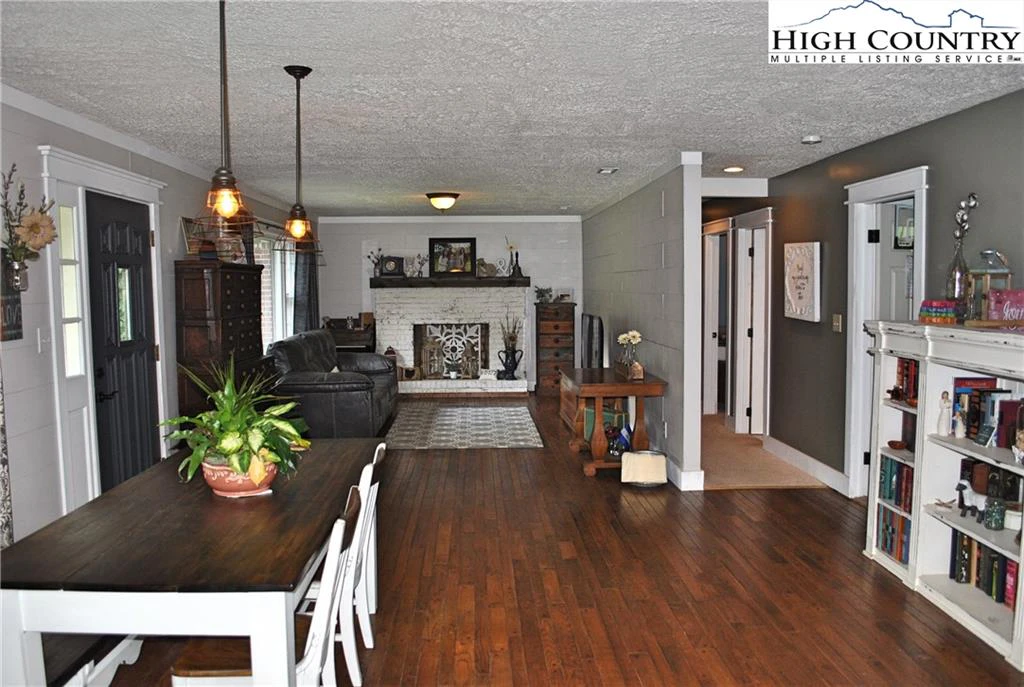 Image number 17 for the current listing