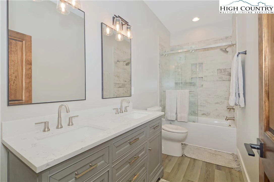 Image number 4 for the current listing