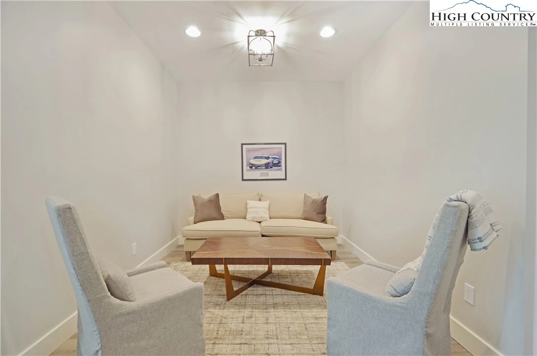 Image number 8 for the current listing