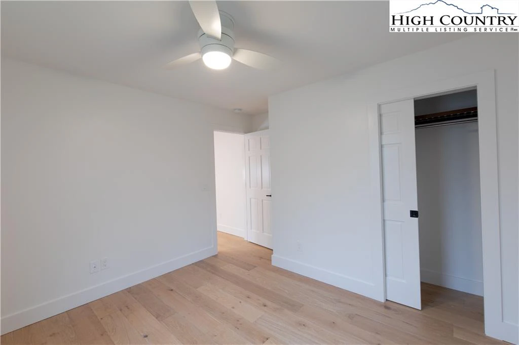 Image number 11 for the current listing