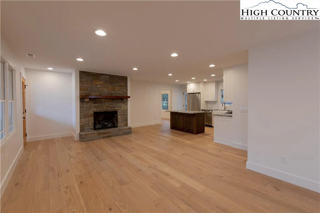 Image number 10 for the current listing