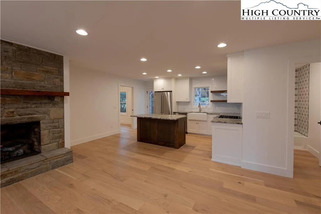 Image number 9 for the current listing