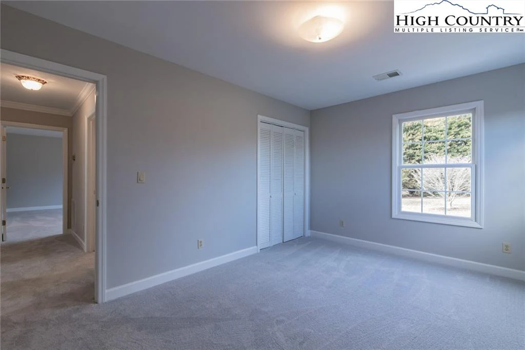Image number 19 for the current listing