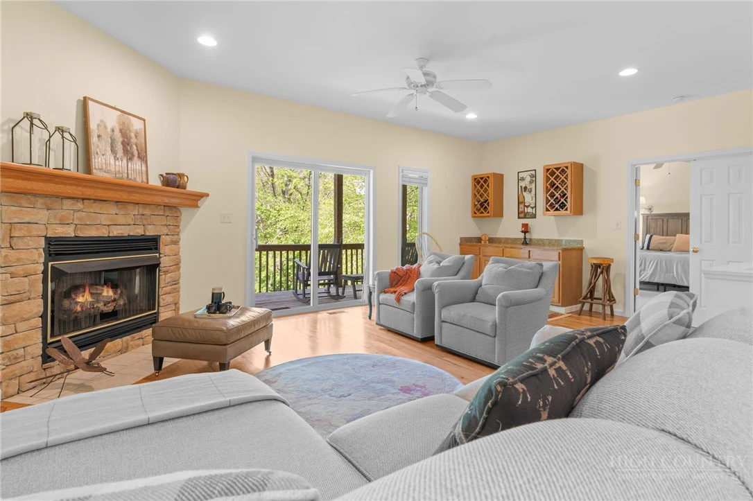 Image number 11 for the current listing