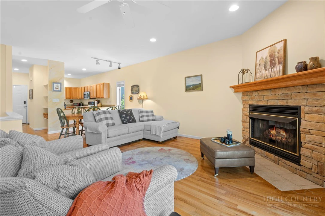 Image number 10 for the current listing