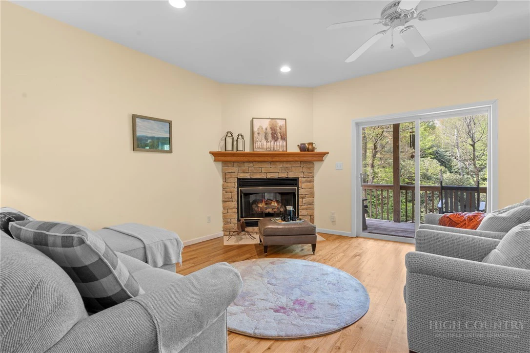 Image number 9 for the current listing