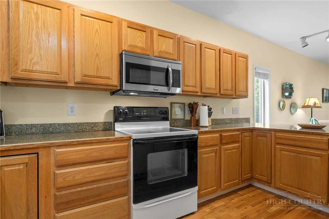 Image number 5 for the current listing