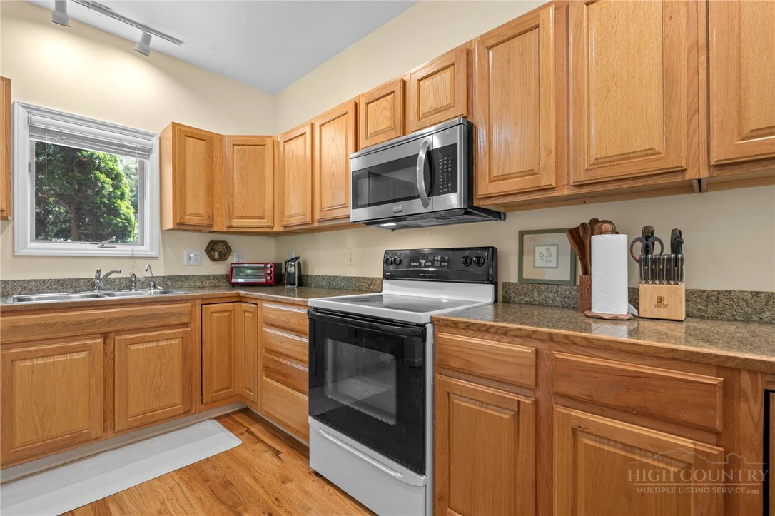 Image number 4 for the current listing
