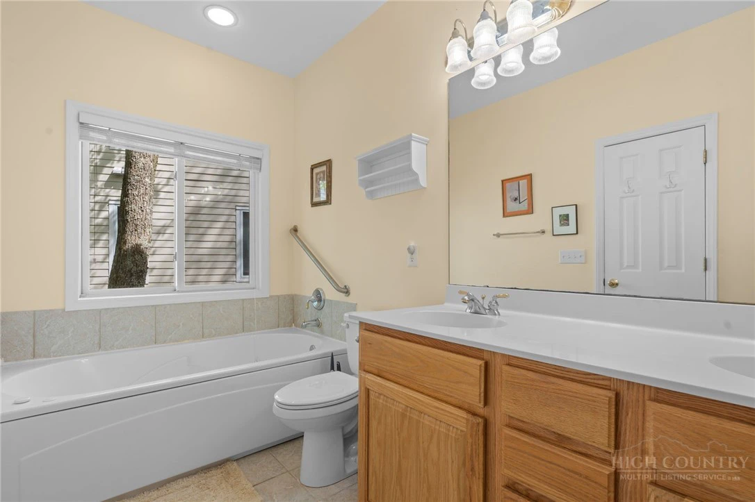 Image number 16 for the current listing