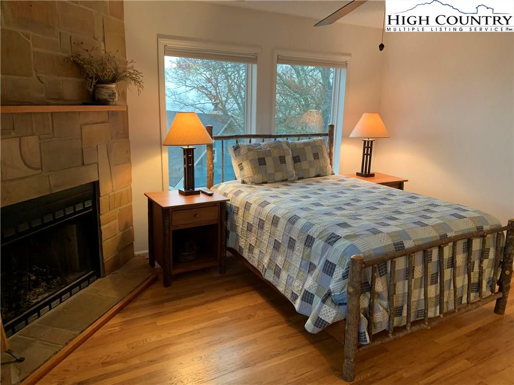 Image number 4 for the current listing