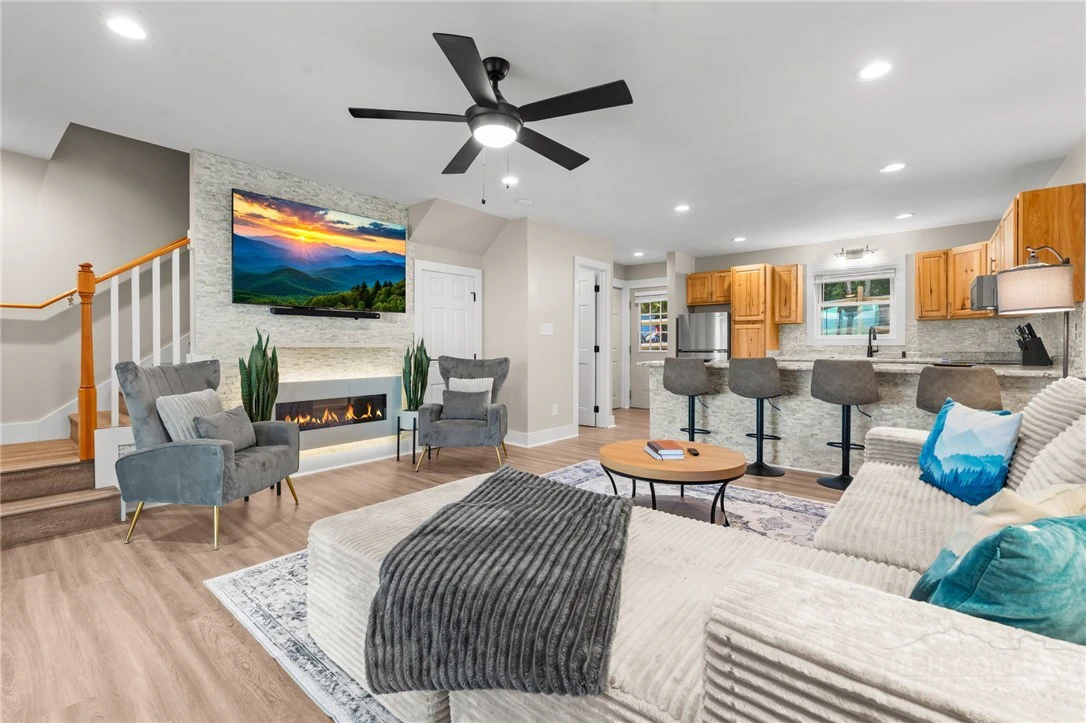 Image number 3 for the current listing
