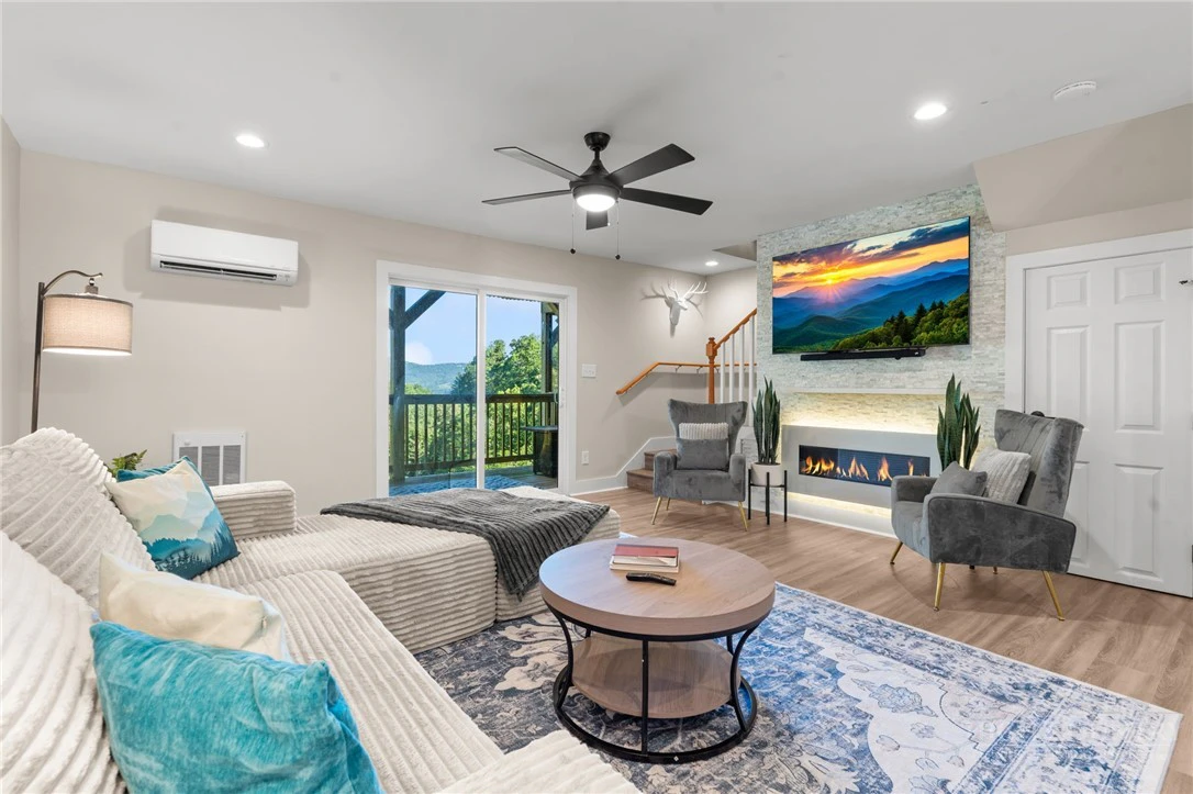 Image number 4 for the current listing