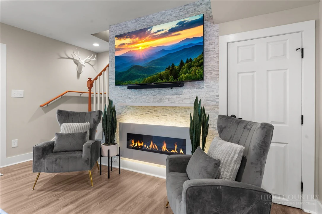 Image number 5 for the current listing
