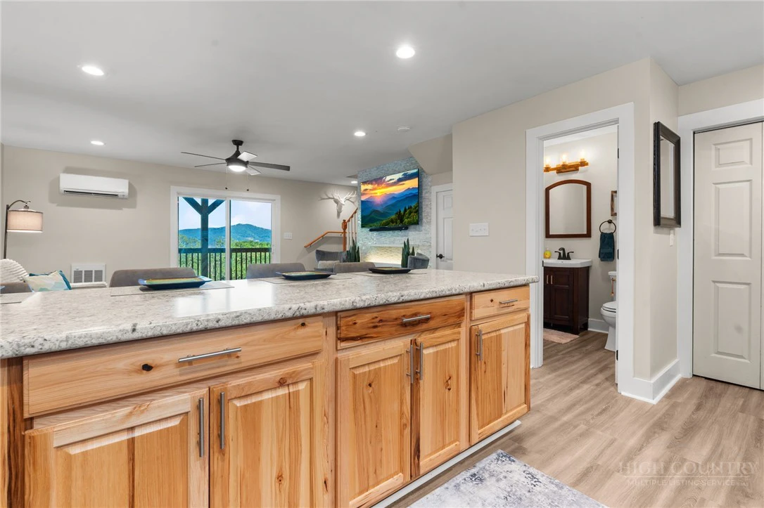 Image number 11 for the current listing