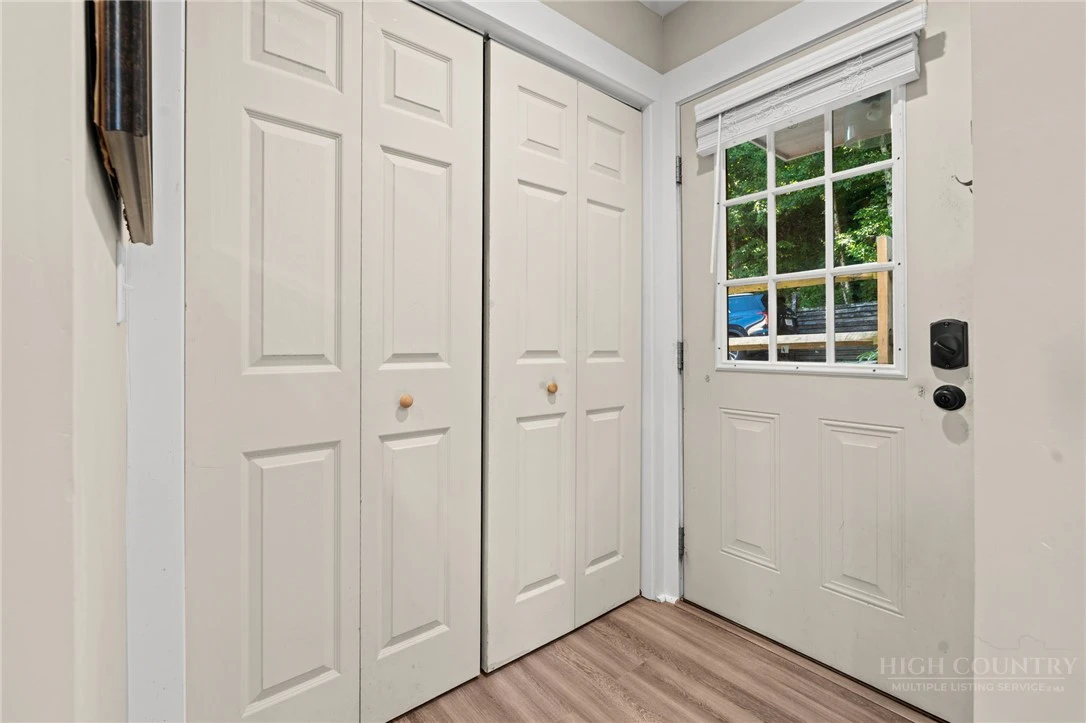 Image number 14 for the current listing