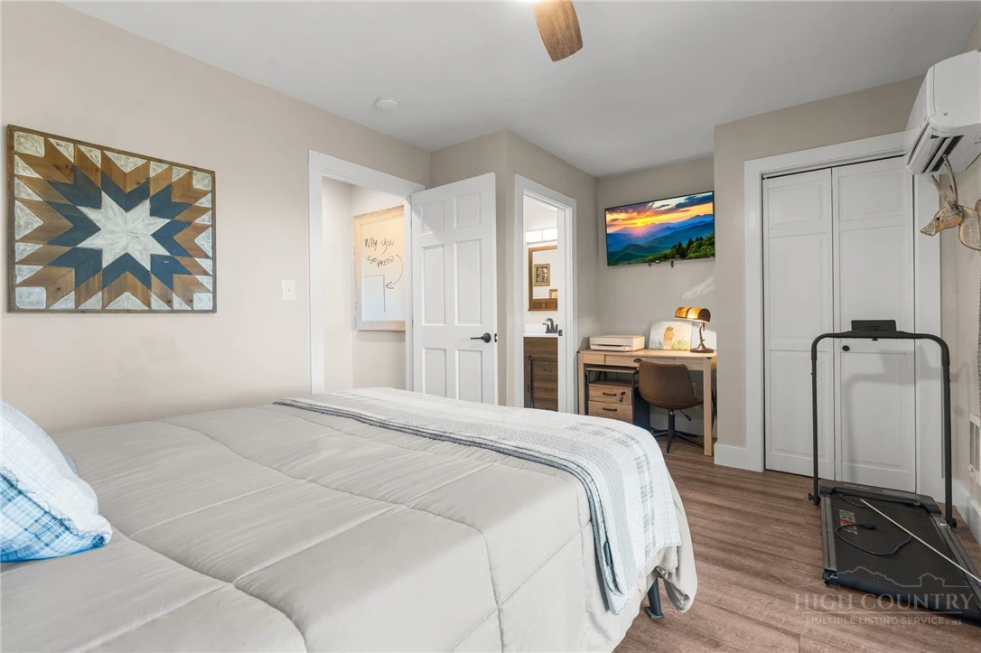 Image number 19 for the current listing
