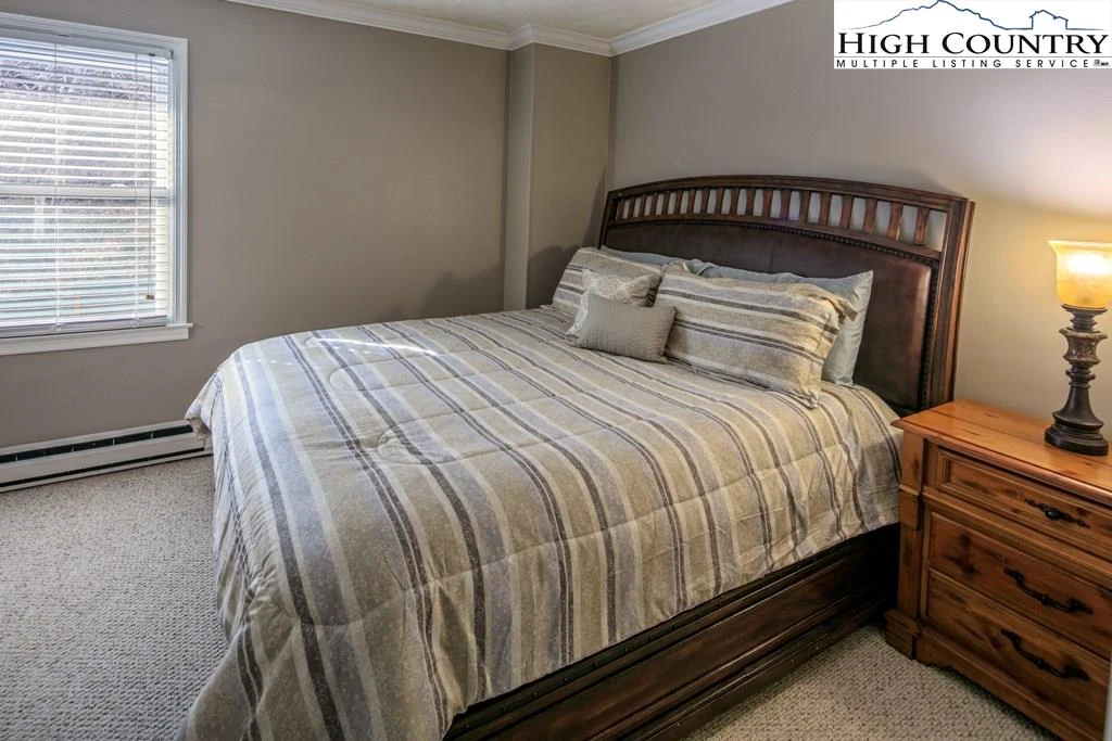 Image number 9 for the current listing