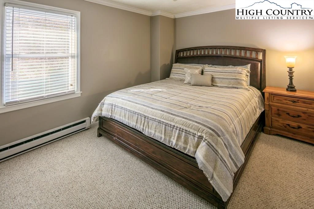 Image number 8 for the current listing
