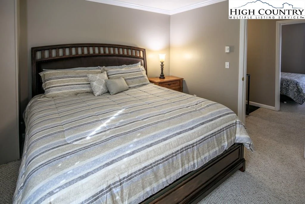 Image number 7 for the current listing