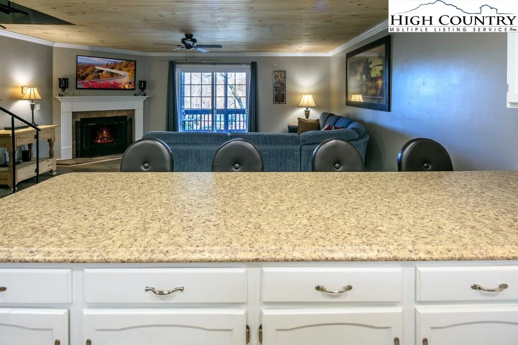 Image number 13 for the current listing