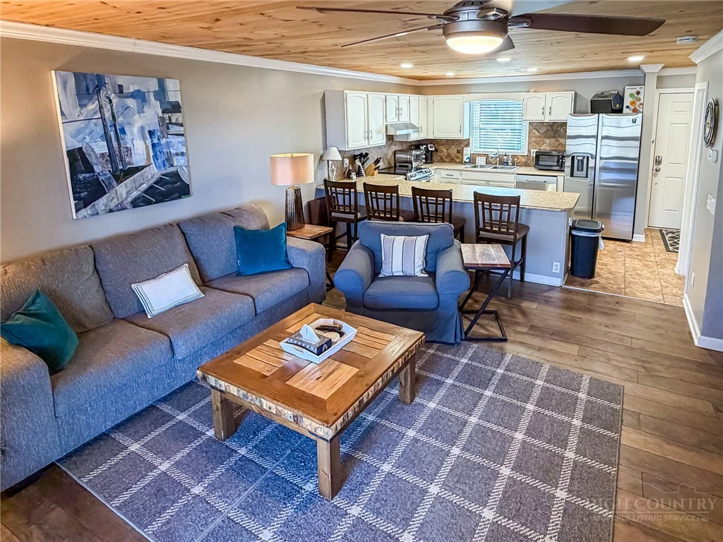 Image number 1 for the current listing