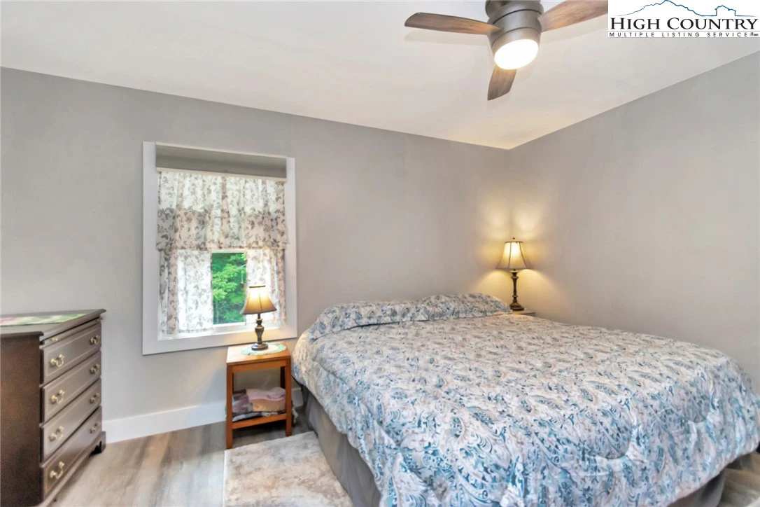 Image number 4 for the current listing