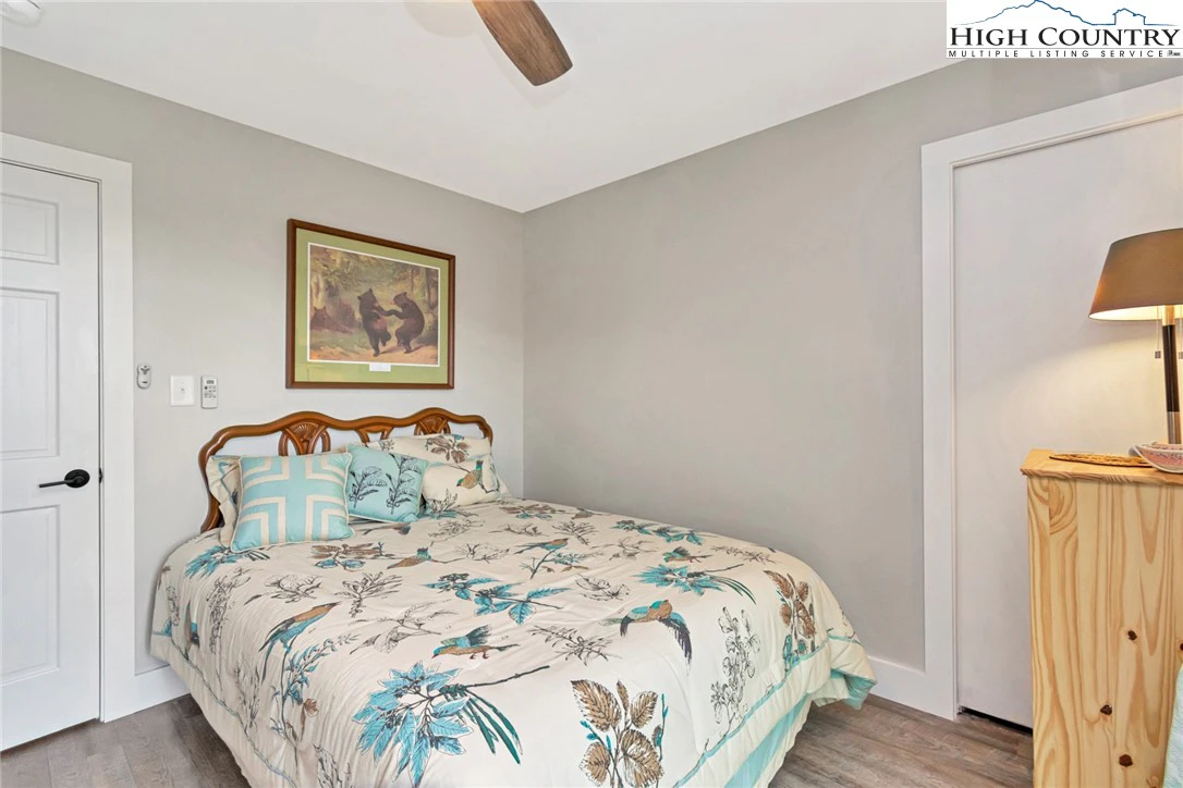 Image number 11 for the current listing