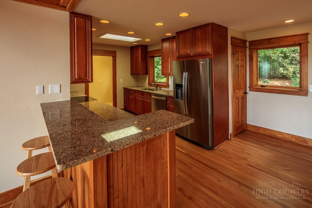 Image number 15 for the current listing