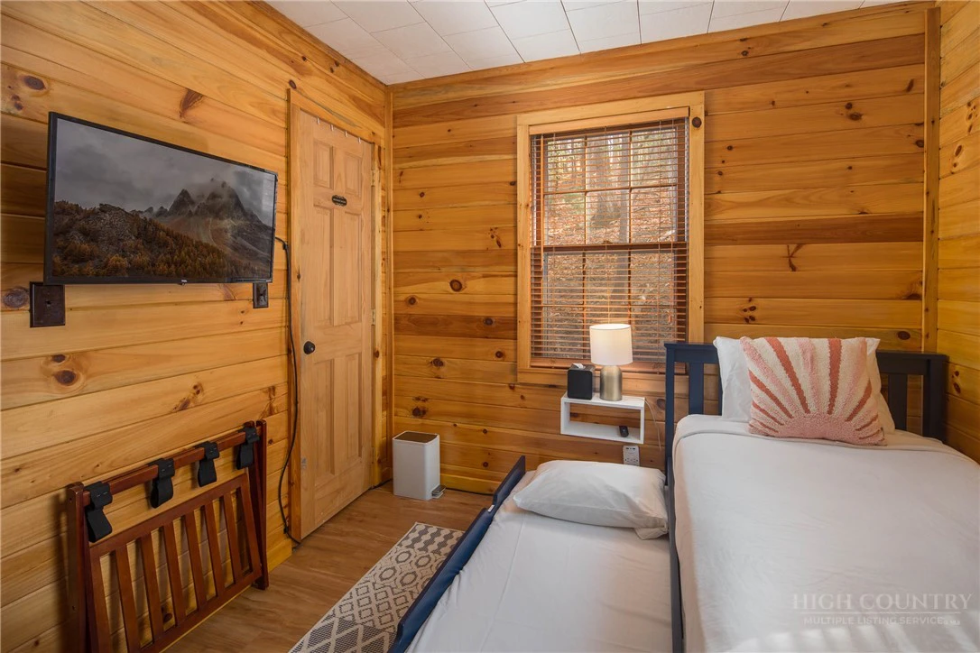 Image number 13 for the current listing