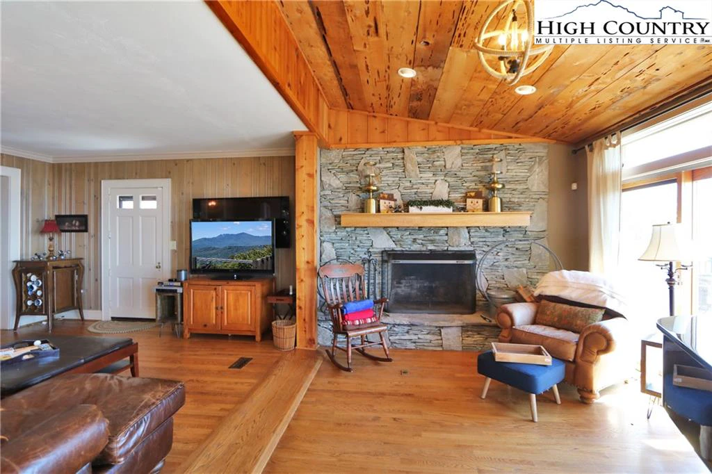 Image number 14 for the current listing