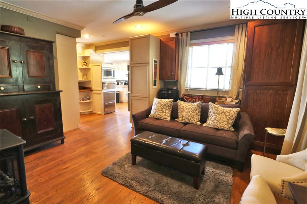 Image number 3 for the current listing
