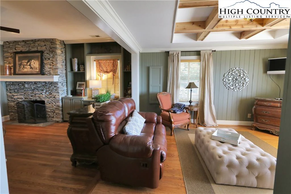 Image number 5 for the current listing