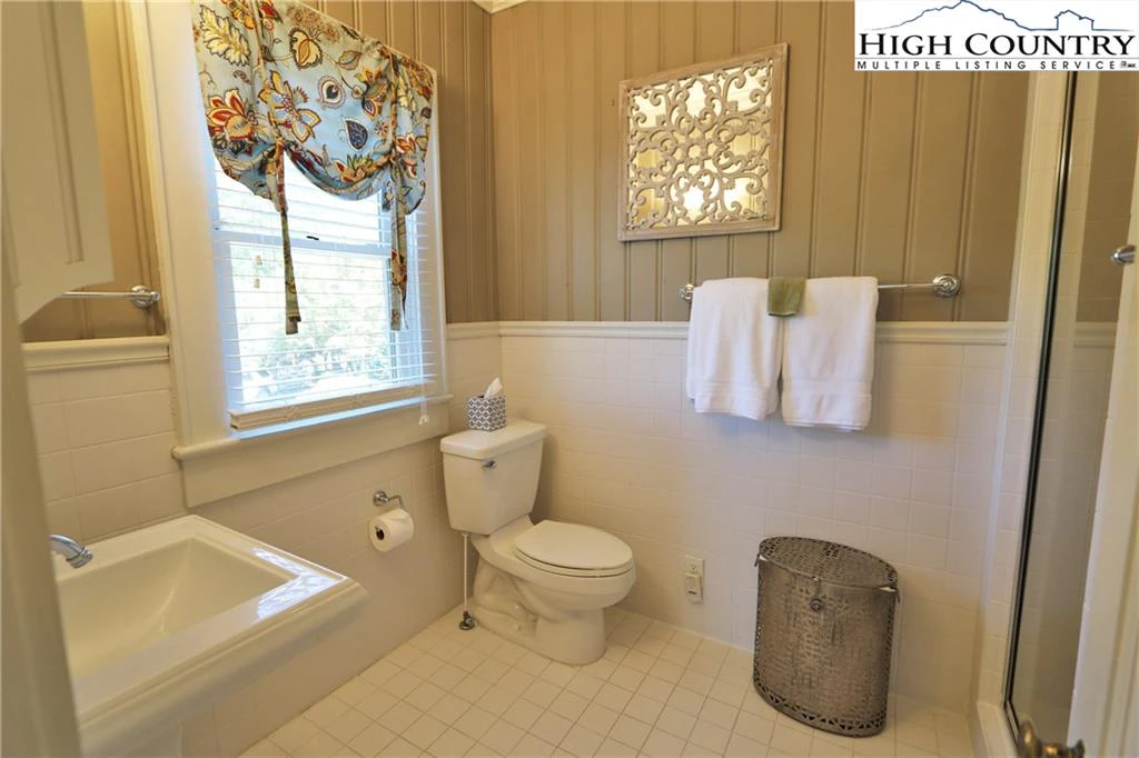 Image number 15 for the current listing