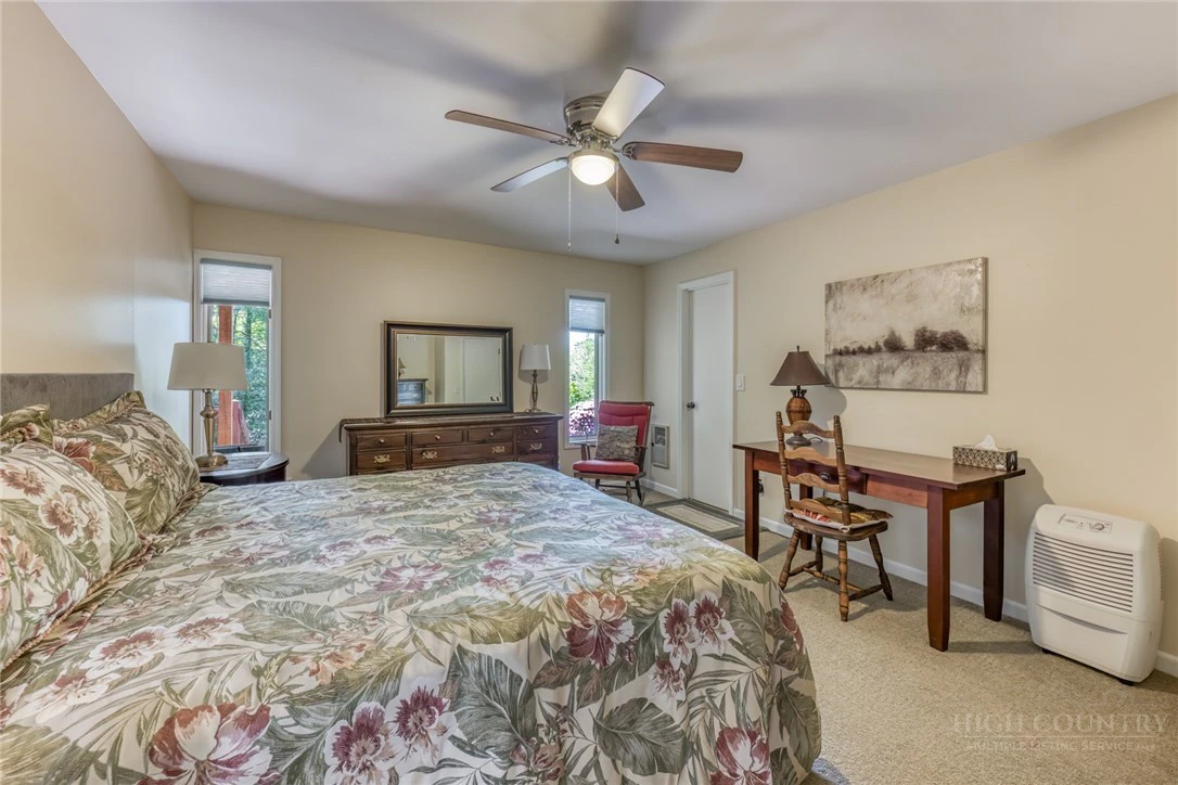 Image number 3 for the current listing