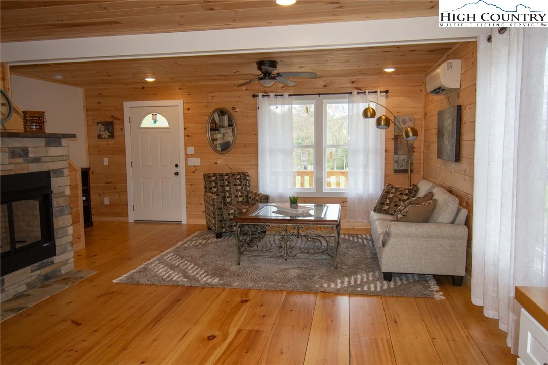 Image number 19 for the current listing