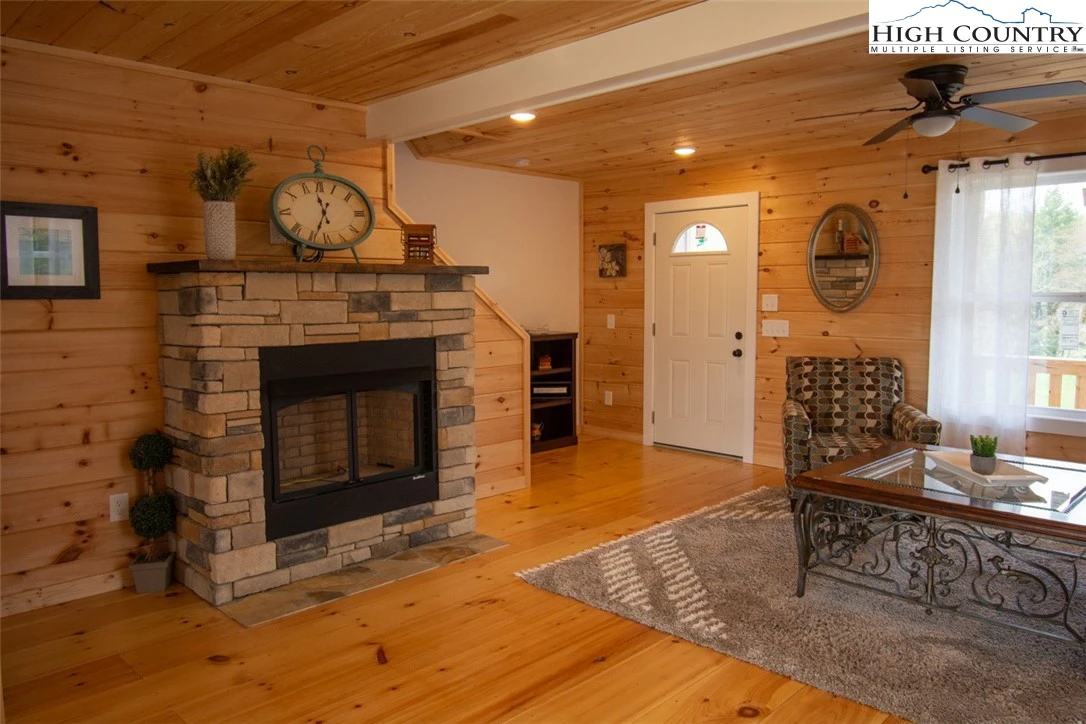 Image number 18 for the current listing